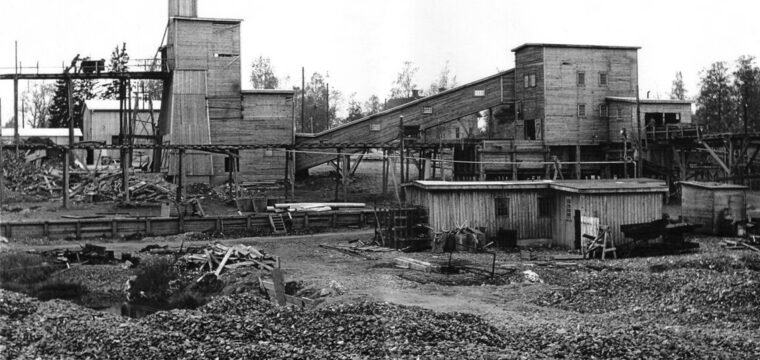 Bäckgruvan på 1940-talet. I bakgrundens mitt syns Solbacka, uppförd av Hindric Persson