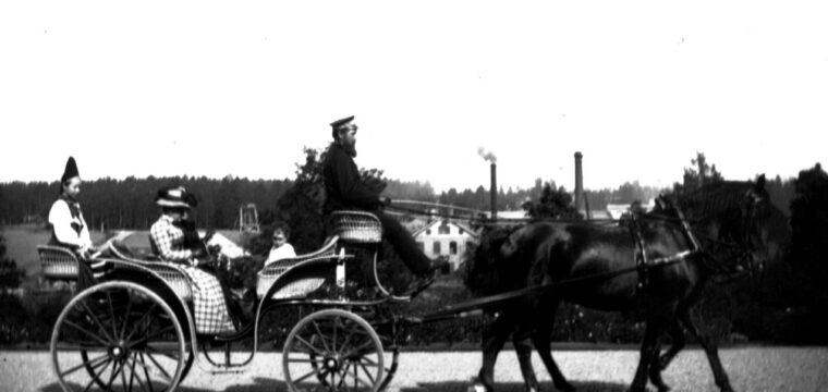 Kusken A. G. Andersson med hästarna Rubin och Diamant, bild från ca år 1900
