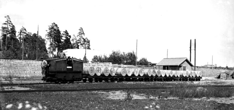 ASEA ackumulatorlok med vagnar lastade med stållinor från linslageriet. Foto 1930 av Carl J. Larsson, Digitalmuseum