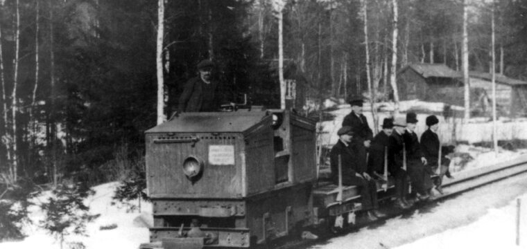 En samling herrar på åktur efter ellok på Malmkärra smalspåriga järnväg. 1918