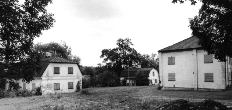 1, Hornska herrgården med huvudbyggnad och flygelbyggnader. Foto Fagersta bruksarkiv