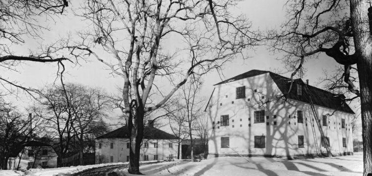 9, Magsinet som hörde till Gamla bruket. då, foto år 1929, då bor det folk i stora huset det hänger tvätt ute. Fagersta bruksarkiv