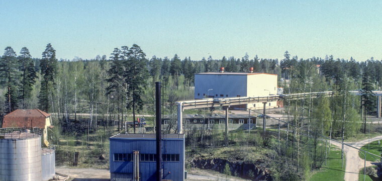 I bakgrunden ses byggnaden med ESR-anläggningen, 1985. Foto Peter Nyblom