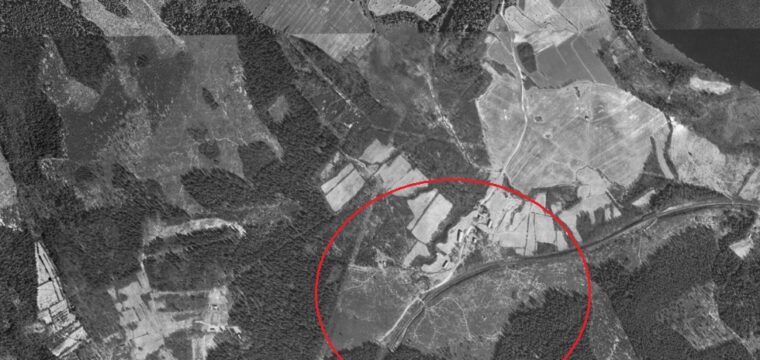 Skrikbo med rödcirkel, de avverkade ytorna är där de döda träden fanns , flygfoto 1960