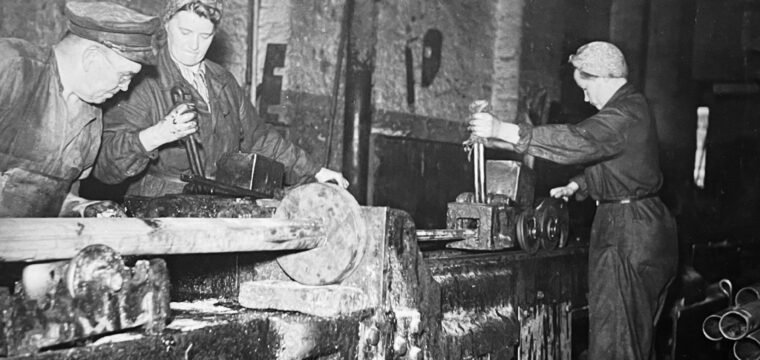 Dragbänk för tubdragning av rör, en unik bild som visar två kvinnor som arbetare, ca 1910. Det har sagts att kvinnor inte fick arbeta i produktionen förrän under andra världskriget