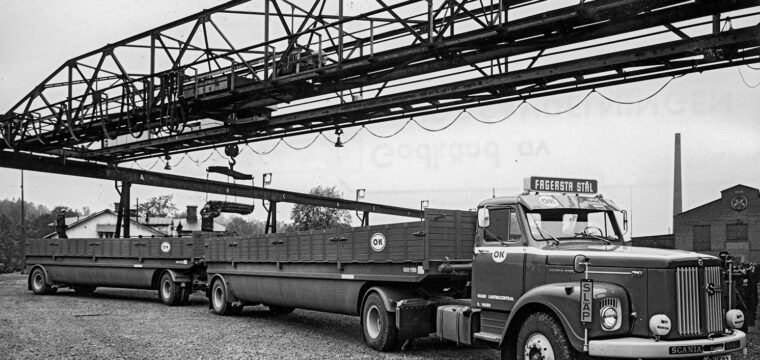 1. Långtradare med oljetankar 1967 under lastning av stålämnen till Forsbacka på ämnesgården i Fagersta. Fagersta Bruks bildarkiv