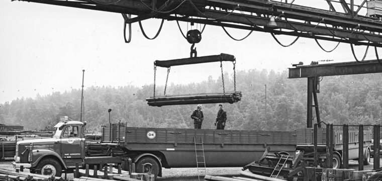 2. Långtradare med oljetankar 1967 under lastning av stålämnen till Forsbacka på ämnesgården i Fagersta. Fagersta Bruks bildarkiv