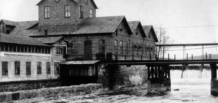 2, Turbinhuset på Holmen med gamla sågbladsverkstaden till vänster, foto ca år 1900