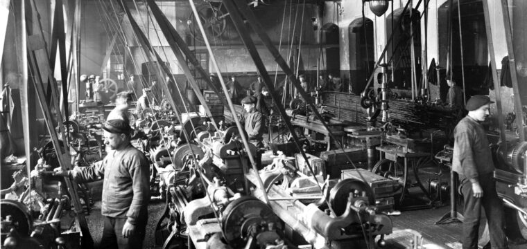 Mekaniska verkstaden med remdrift från taket, foto omkring 1905. Fagersta bruksarkiv