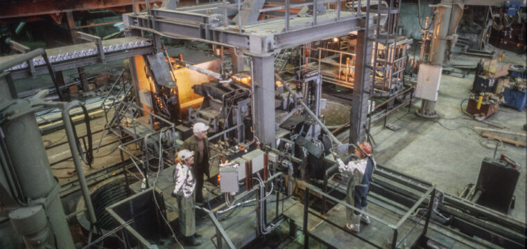 Premia╠êrgjutning i HCC genombrott i kokill. 1982